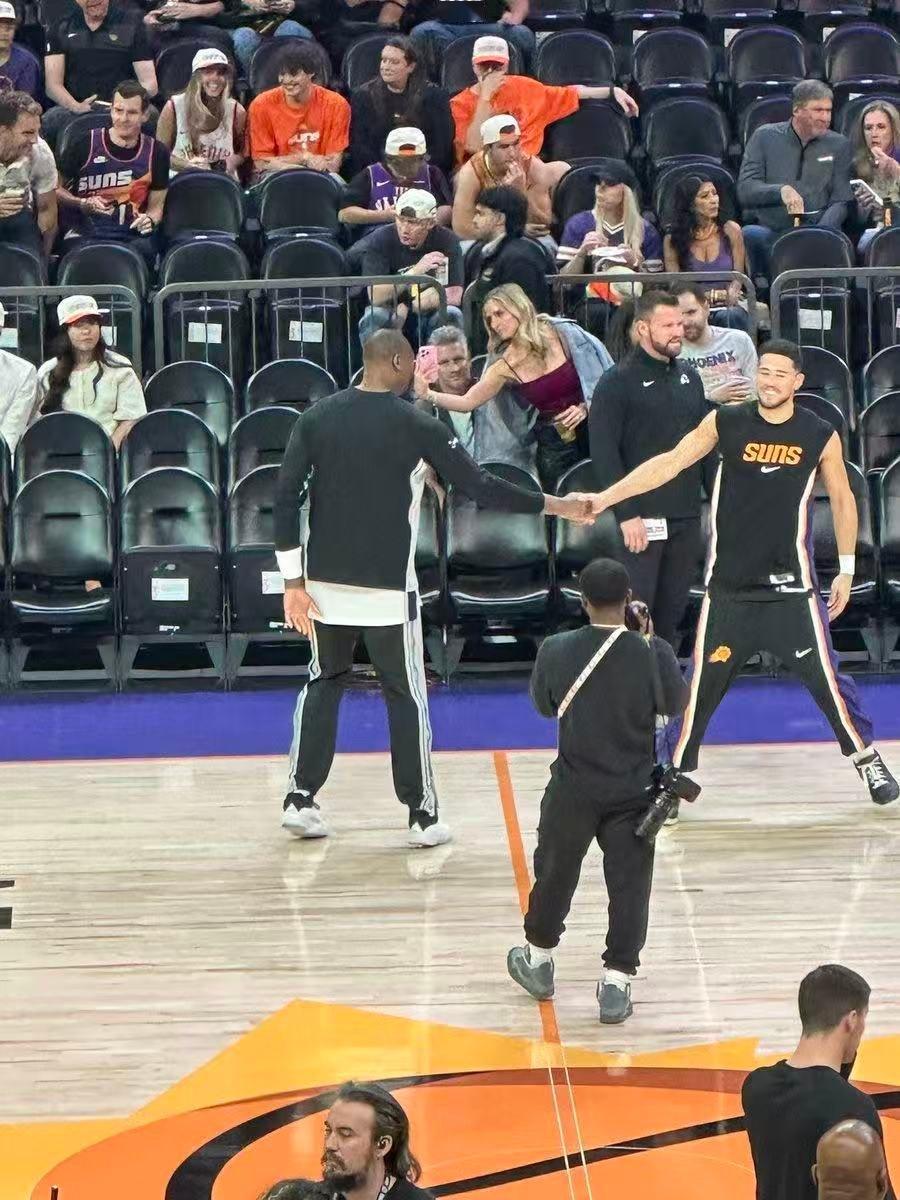 补课赛前布克特意找到了前队友永勃哥[心][心][心]比永勃最大的品质就是他那杰出