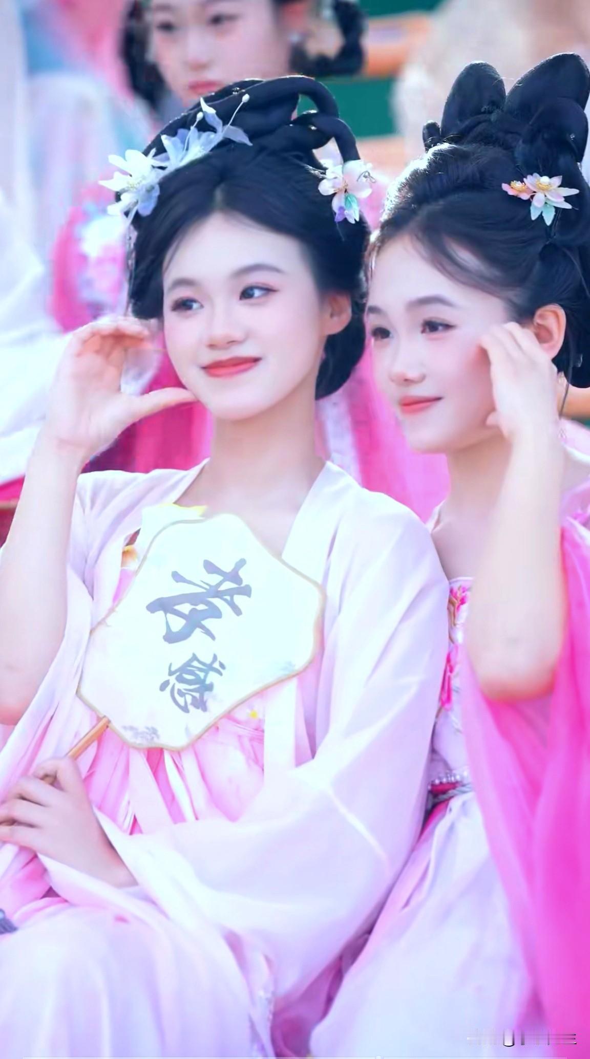 还是湖北孝感董永故里的“仙女”拉拉队最可人！