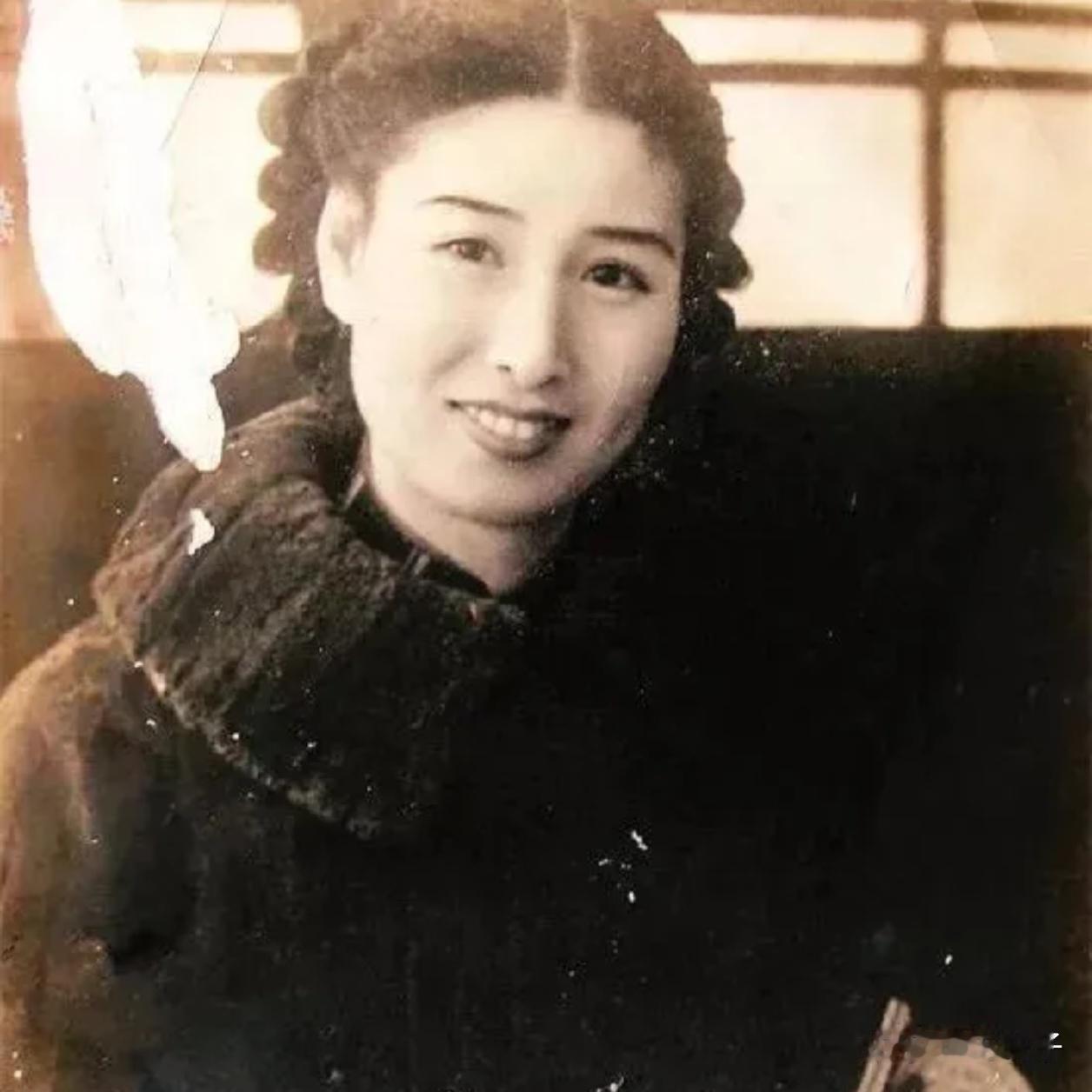 1940年，《色戒》女主角的原型郑苹如，被76号特务执行枪决。一名特务说："她长