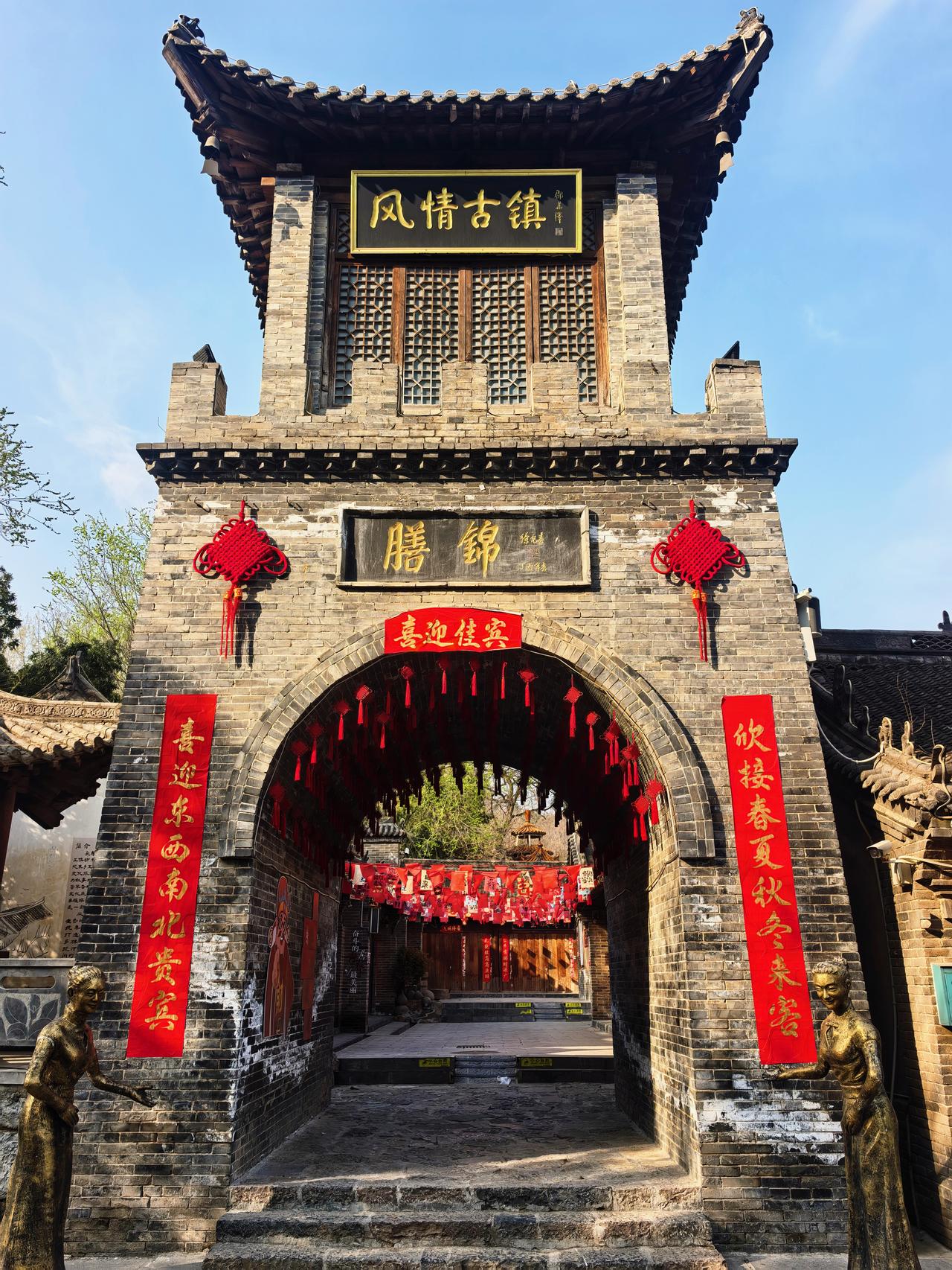 给大家分享一张我珍藏的绝美风景照。照片里，夕阳西下，余晖将整个天际都染成了红色，