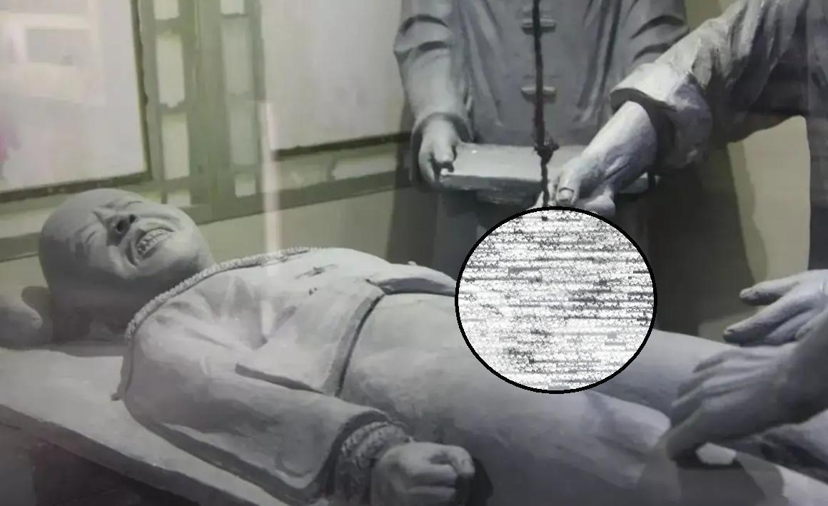 太监是封建时期特有的产物，至今已绝迹百年！

这扇斑驳的木门，隔开的不仅是疼痛与