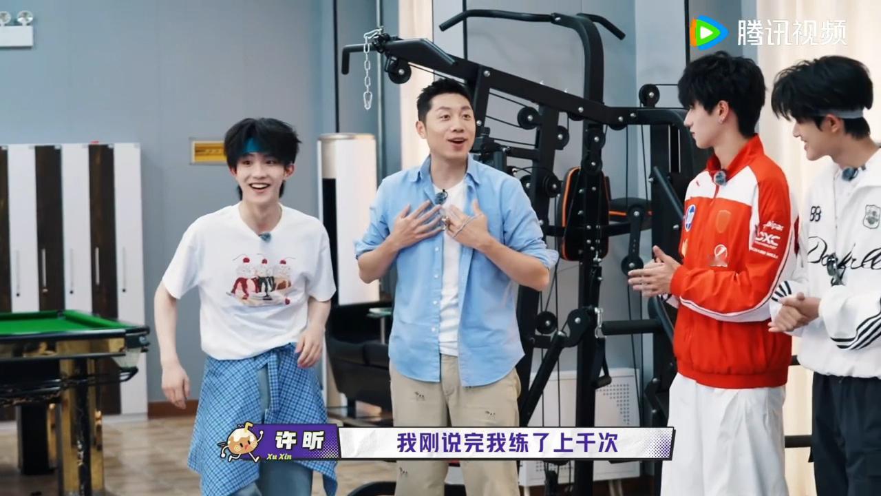 许昕说苏新皓这样显得我不是很强苏新皓的运动能力真的藏不住！保球跳软垫首个尝试就顺