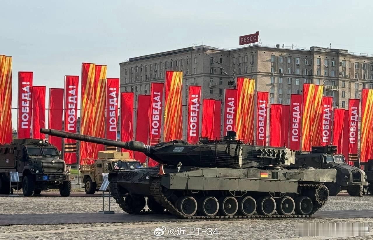 俄罗斯正式对外展出缴获的豹2 坦克！乌克兰已经将美国援助的M1A2坦克撤出前线！