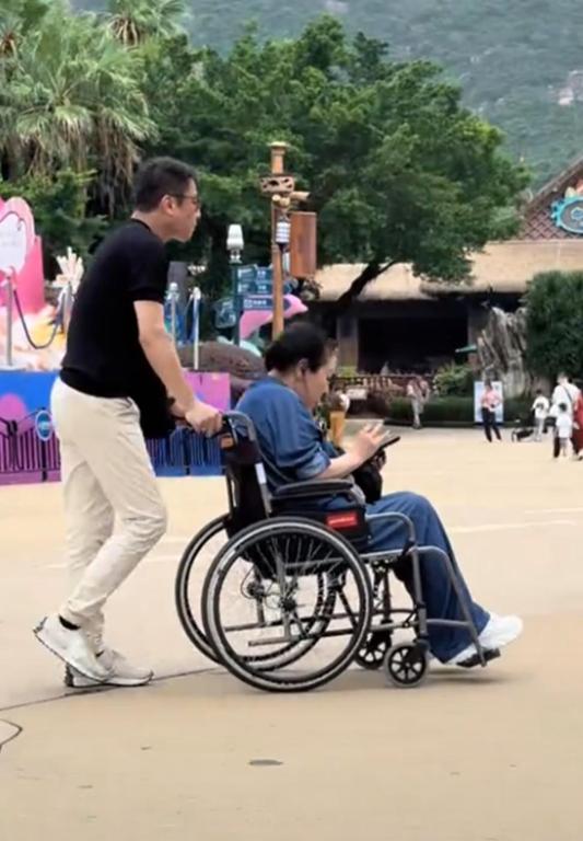 此前有游客在珠海长隆偶遇向华强、向太夫妇出游，路人原相机拍下的画面，把豪门晚年的