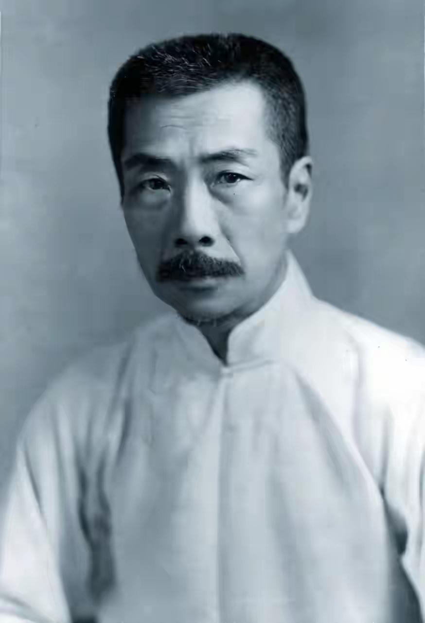 长大读懂鲁迅，从不是懂了课本里的晦涩文字，是懂了他藏在尖锐笔锋里的温柔。年少总觉