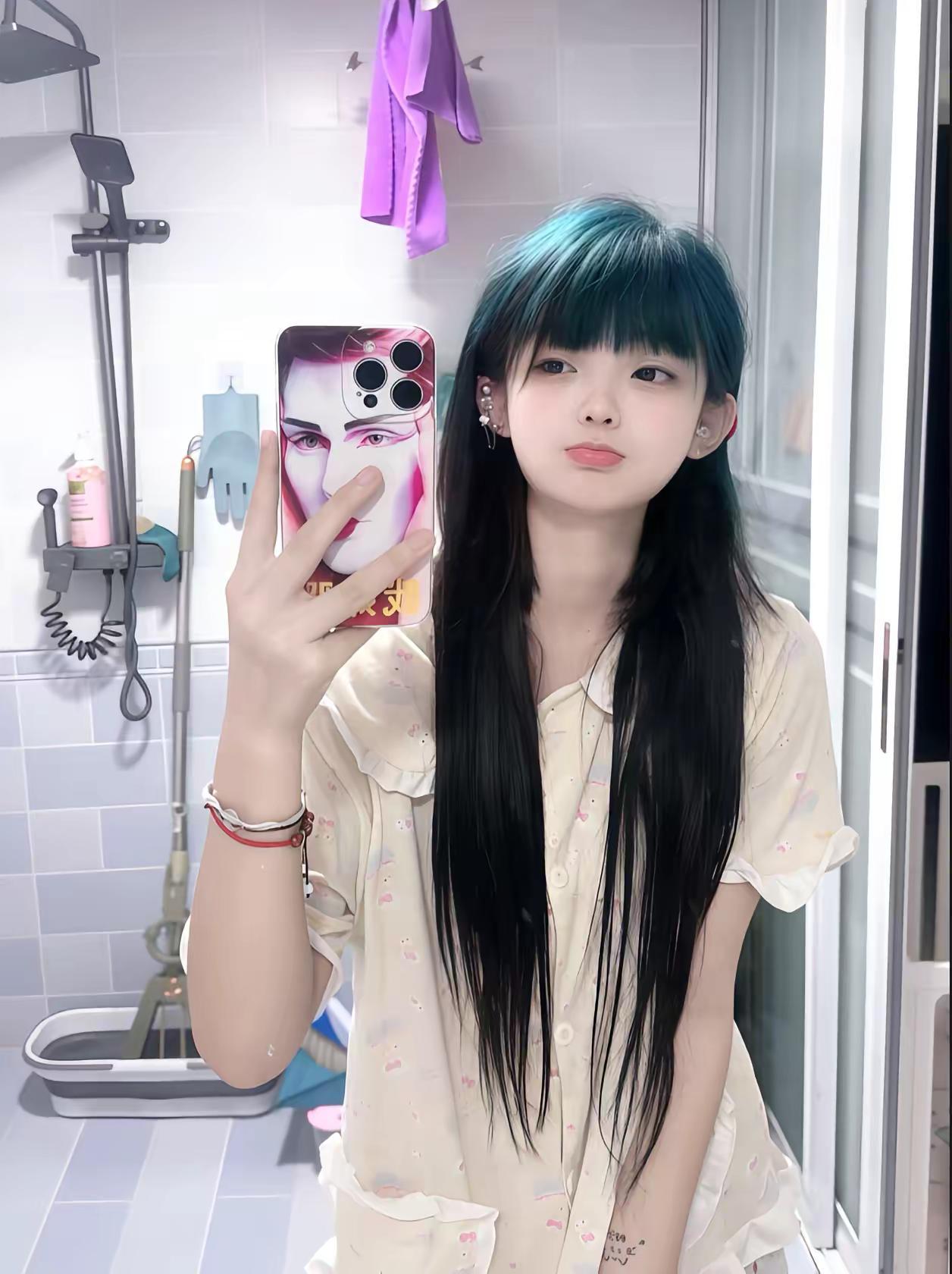 你比我漂亮 她喜欢你也正常。天蝎你比我漂亮 比我成熟 也不需要异地 如果是我我也