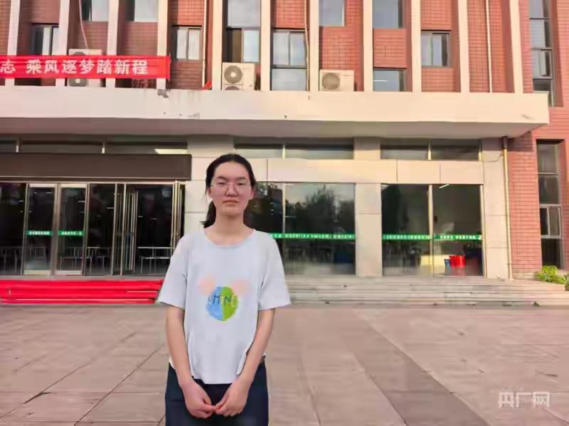 河南699分考生报考医学，结果引发了一批医生博主劝改专业！
河南考生韩雅平在这次