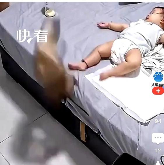 山东一户人家的监控，这两天在网上传疯了。画面里，小宝宝安安静静躺在床上，乖得跟个