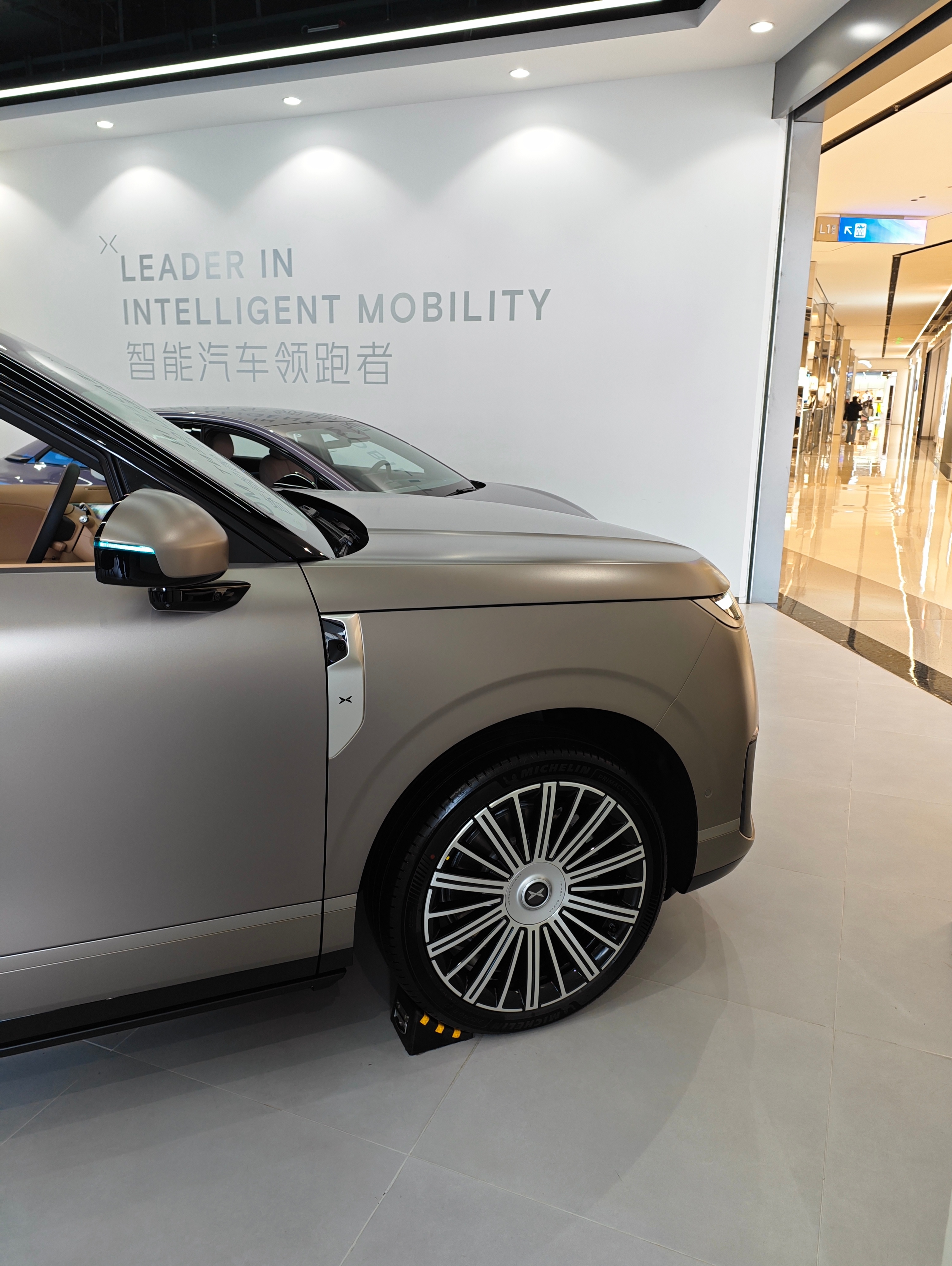 还是有鹏子的设计风格的，磨砂车漆，质感不错，不过内饰感觉还是有点素，精致感在这个