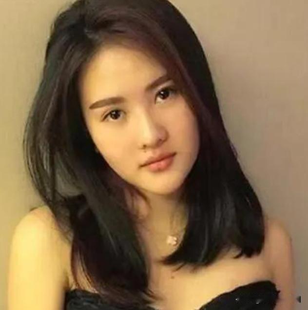 跳水皇后陈若琳，三岁的时候被父母双双抛弃，舅舅把她抚养大，她拿了22个世界冠军，