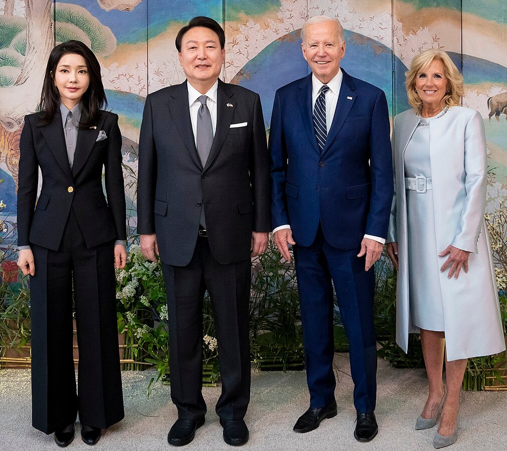 调查显示，前第一夫人金建希成韩国影子权力中心，保护妻子可能是尹锡悦发动非法戒严原