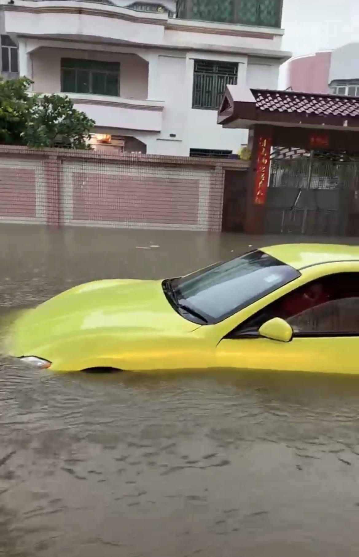 广东的雨总是为难打工人，在出门上班/下班回家就开始下，而且下得特别大，但很气人的