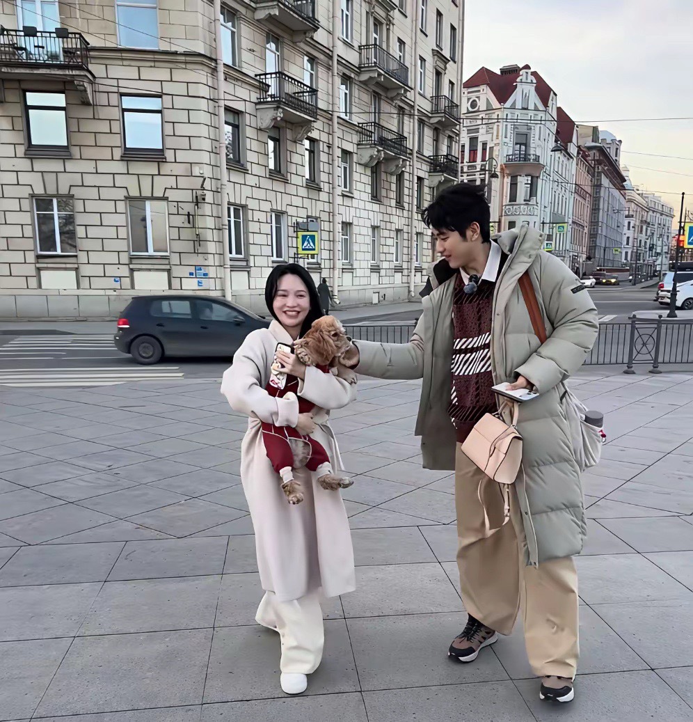 43岁的金莎和小19岁的未婚夫孙丞潇现身俄罗斯街头啦！这画面简直甜出天际，就像偶