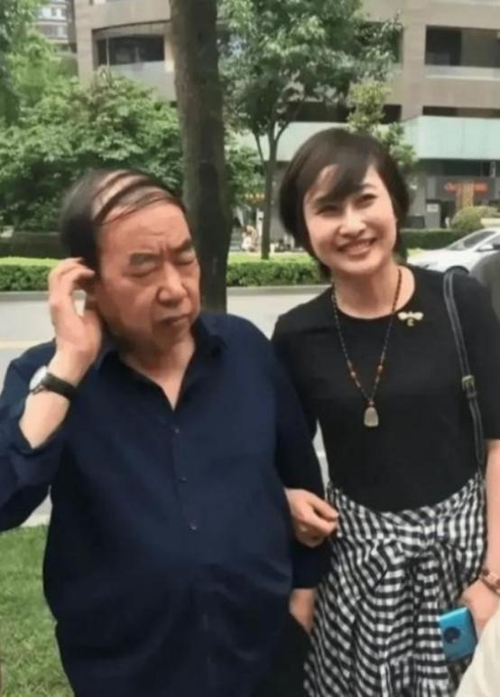 1996年，44岁的贾平凹，娶27岁的护士郭梅为妻。婚后，他问妻子：“我每周可不