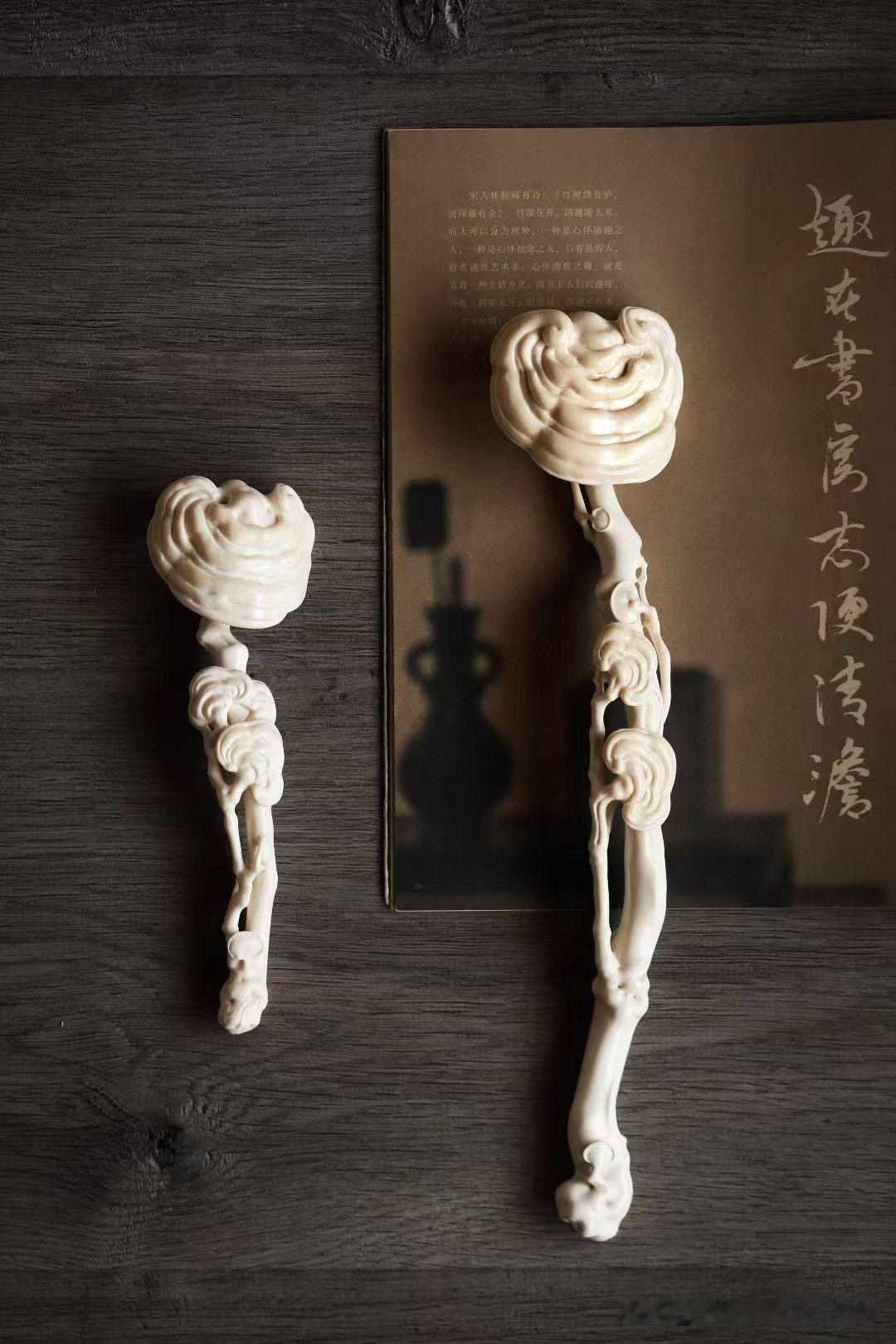 有些如意，贵在华丽。
而这一支，贵在“气”。

灵芝层层生发，如祥云翻卷，又似山