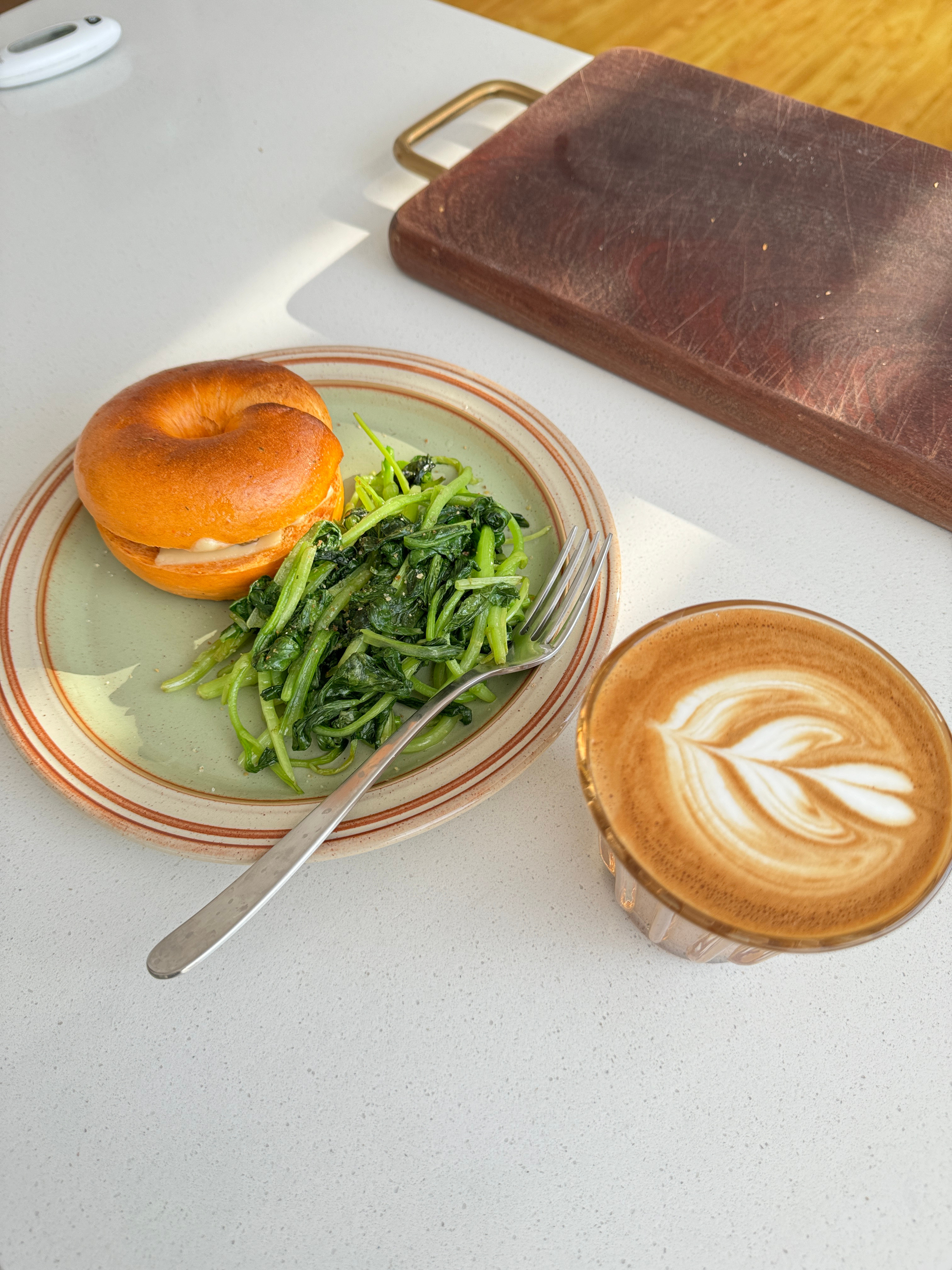 昨天碳水摄入爆炸的一天，晚饭后还吃了一块半五仁月饼（确实解压，因为吃完还要运动半