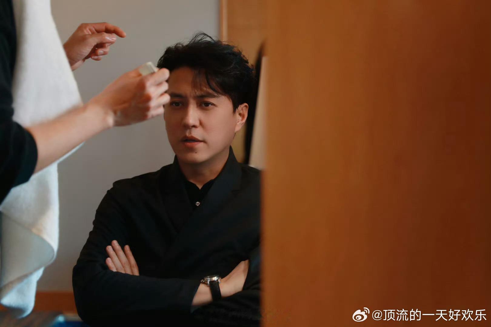 偶遇靳东以为是公司领导 靳东叔圈天菜的称号可不是白来的[开学季]，谁看谁知道 