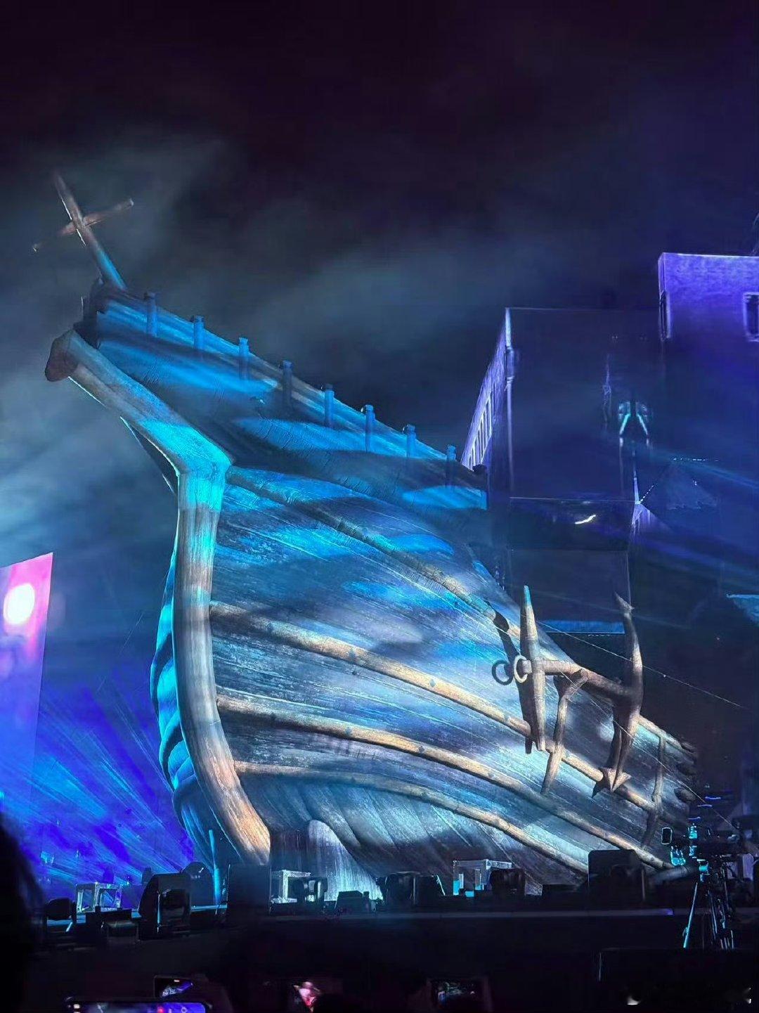 华晨宇把10米高的船搬上了舞台相信在未来的日子里，华晨宇还会继续带给我们更多的惊