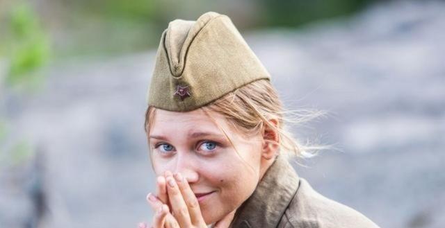 1945年，一个苏联女兵看到一个日本战俘英俊潇洒，她悄悄对男人说：“如果你答应和