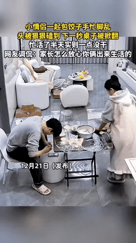 笑到肚子疼！一对小情侣在家里包饺子，手忙脚乱，忙活了半天也没包好，女生擀面皮ic