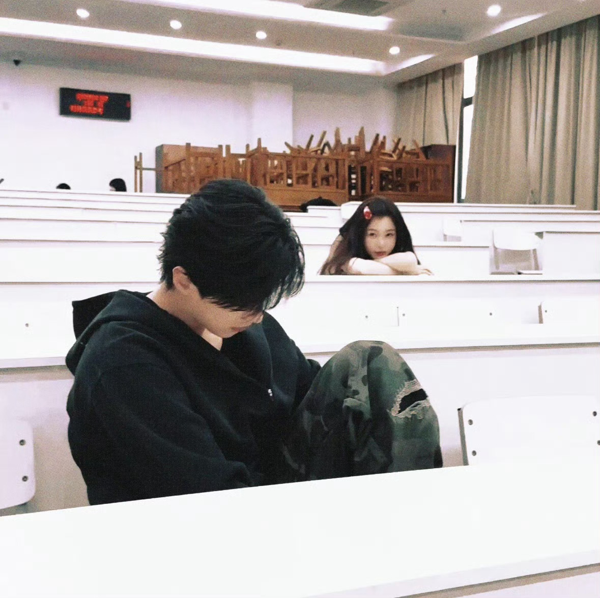 何与对虞书欣说真拿你没办法不知道哇，这个哥妹我看着看着就看进去了 