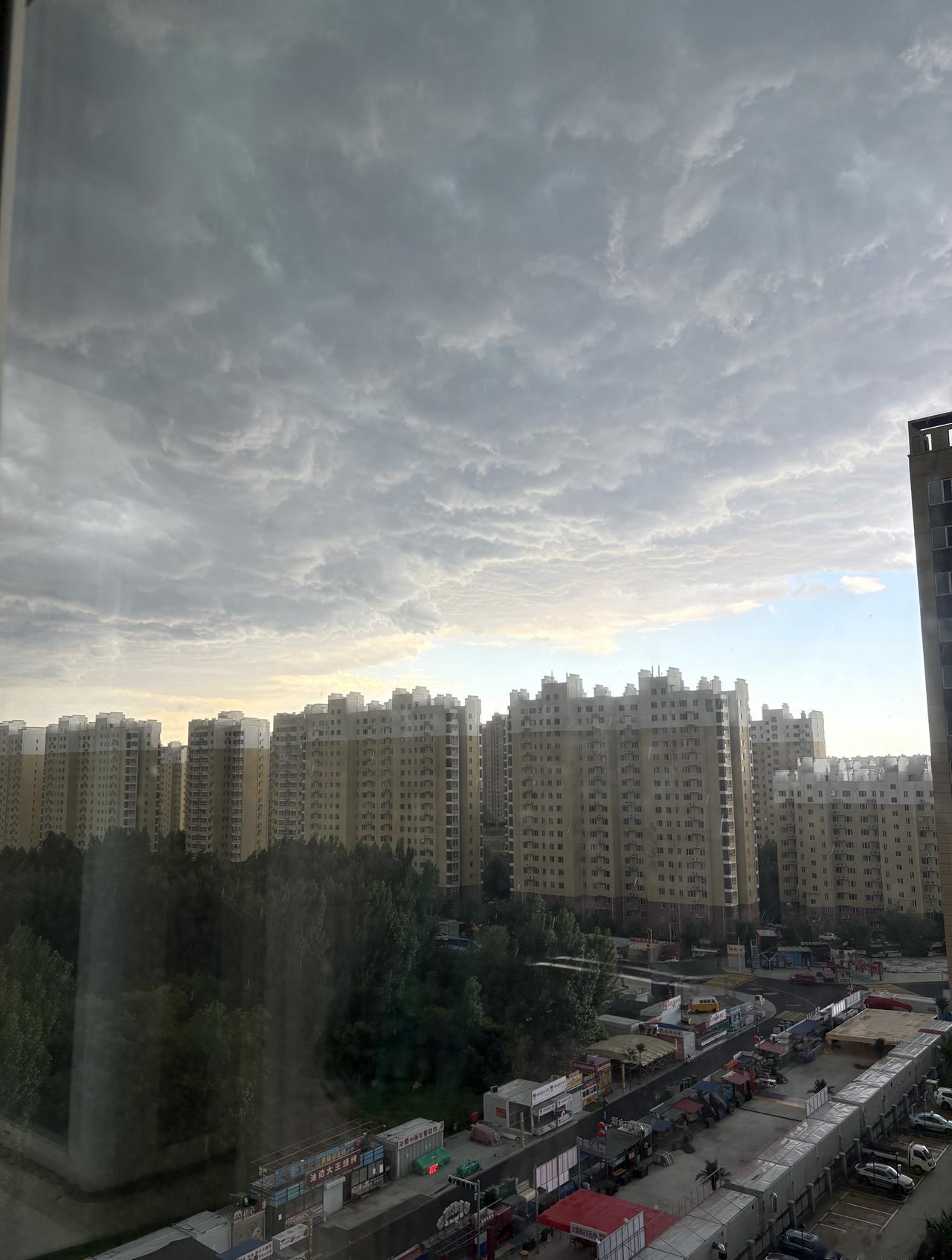 黑云压城了，暴风雨马上就来。
电闪雷鸣的，动静特别大。 ​​​