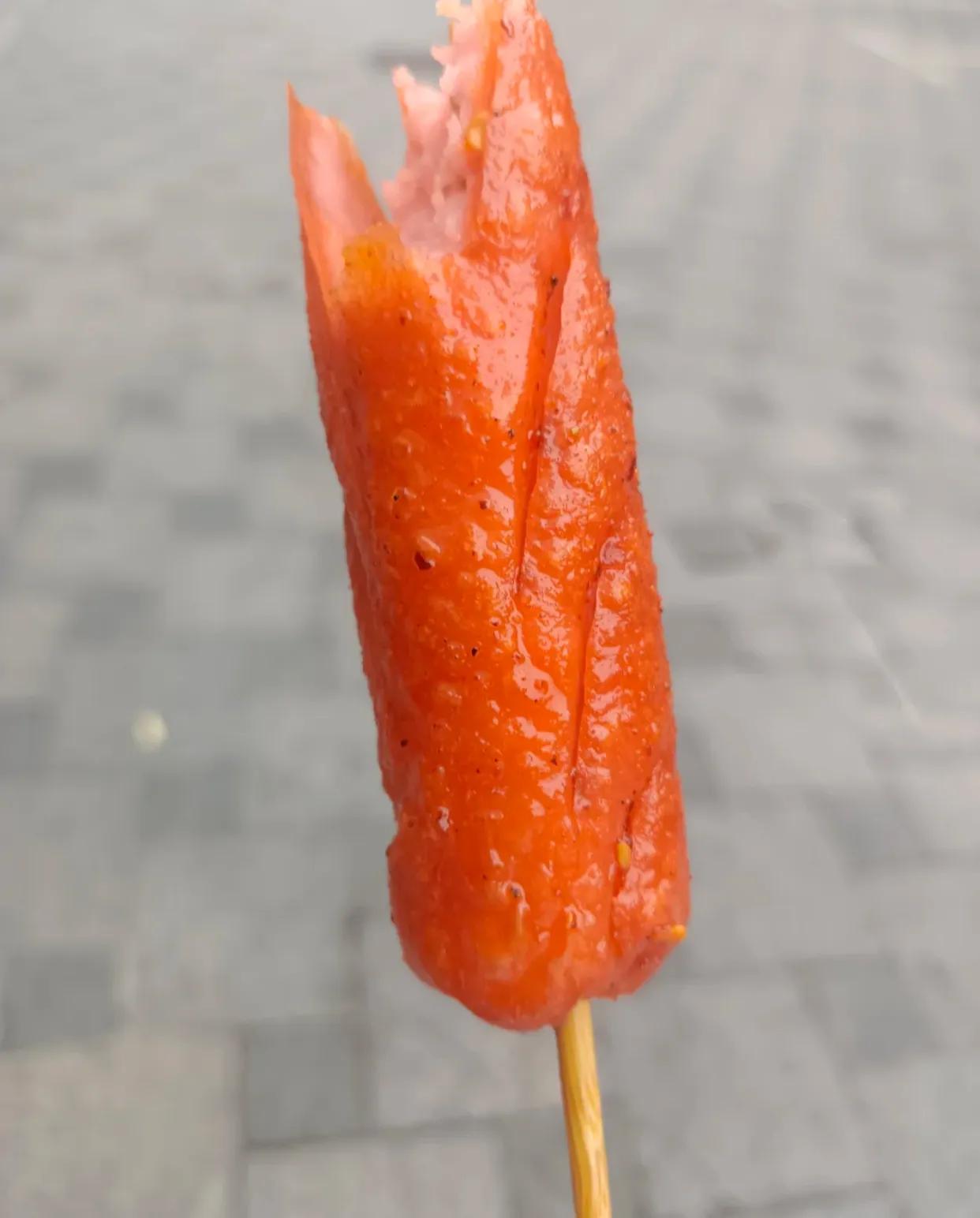 5毛钱到底该不该在意！！！！！！

今日偶遇淀粉肠摊，标价三根一元，六根五元，正