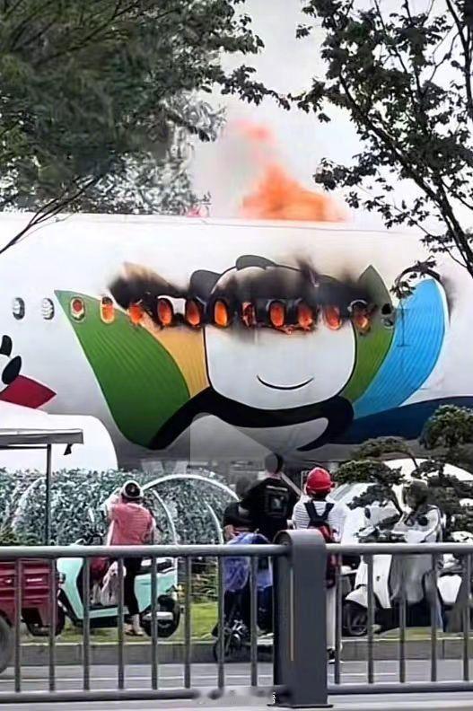别慌，不是飞机着火！网传图1，其实是一个类似川航A350飞机造型的建筑起火，与川