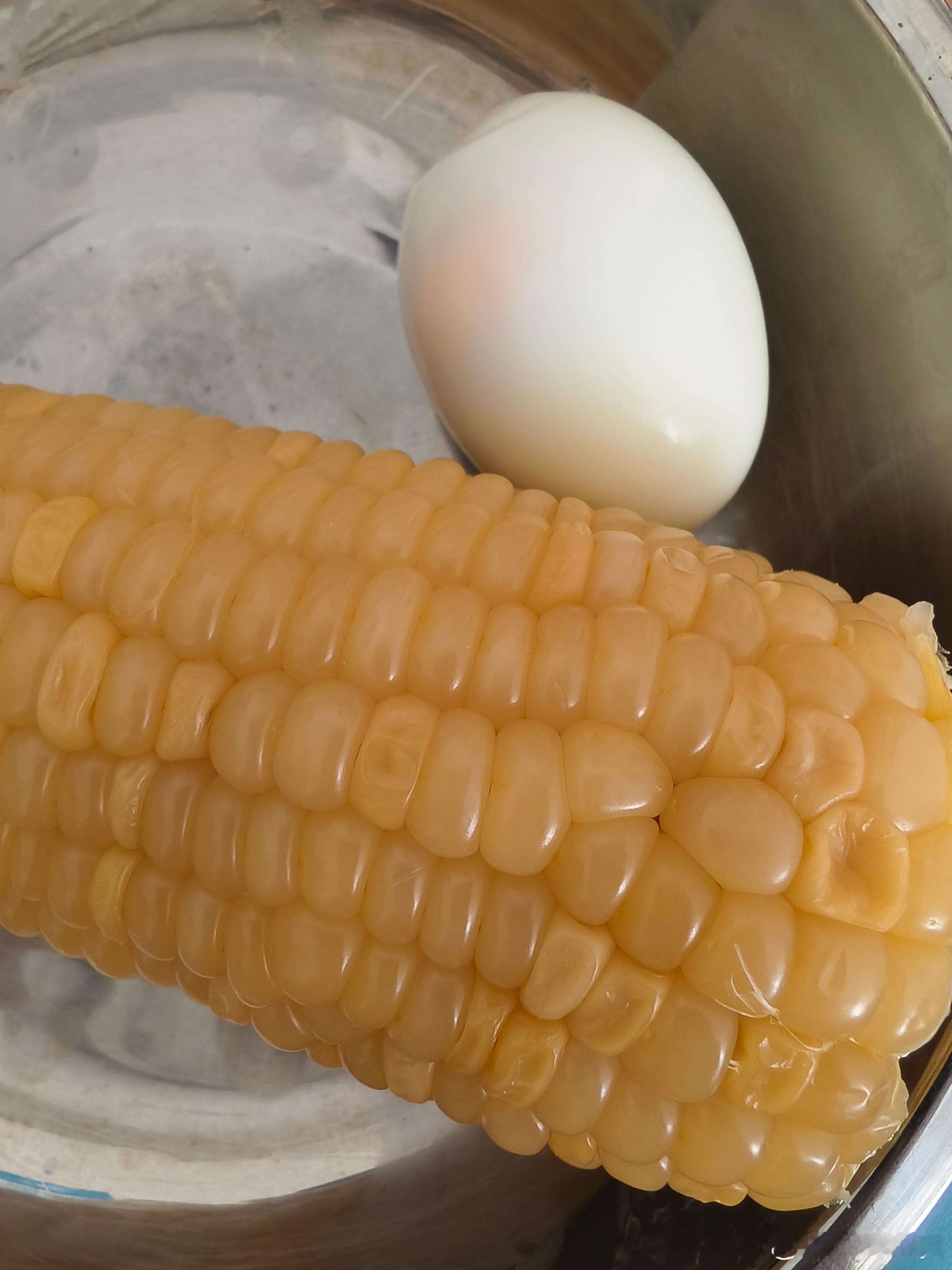早餐一个鸡蛋🥚，一瓶酸奶🥛，一条白甜糯玉米🌽，还是之前吃的黑色玉米好吃😋