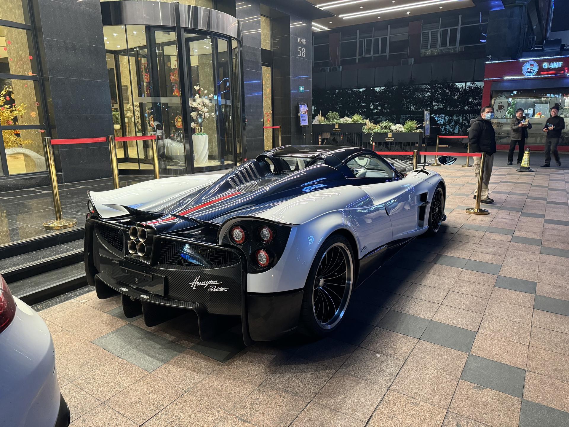 不见当年人，更不见当年车。