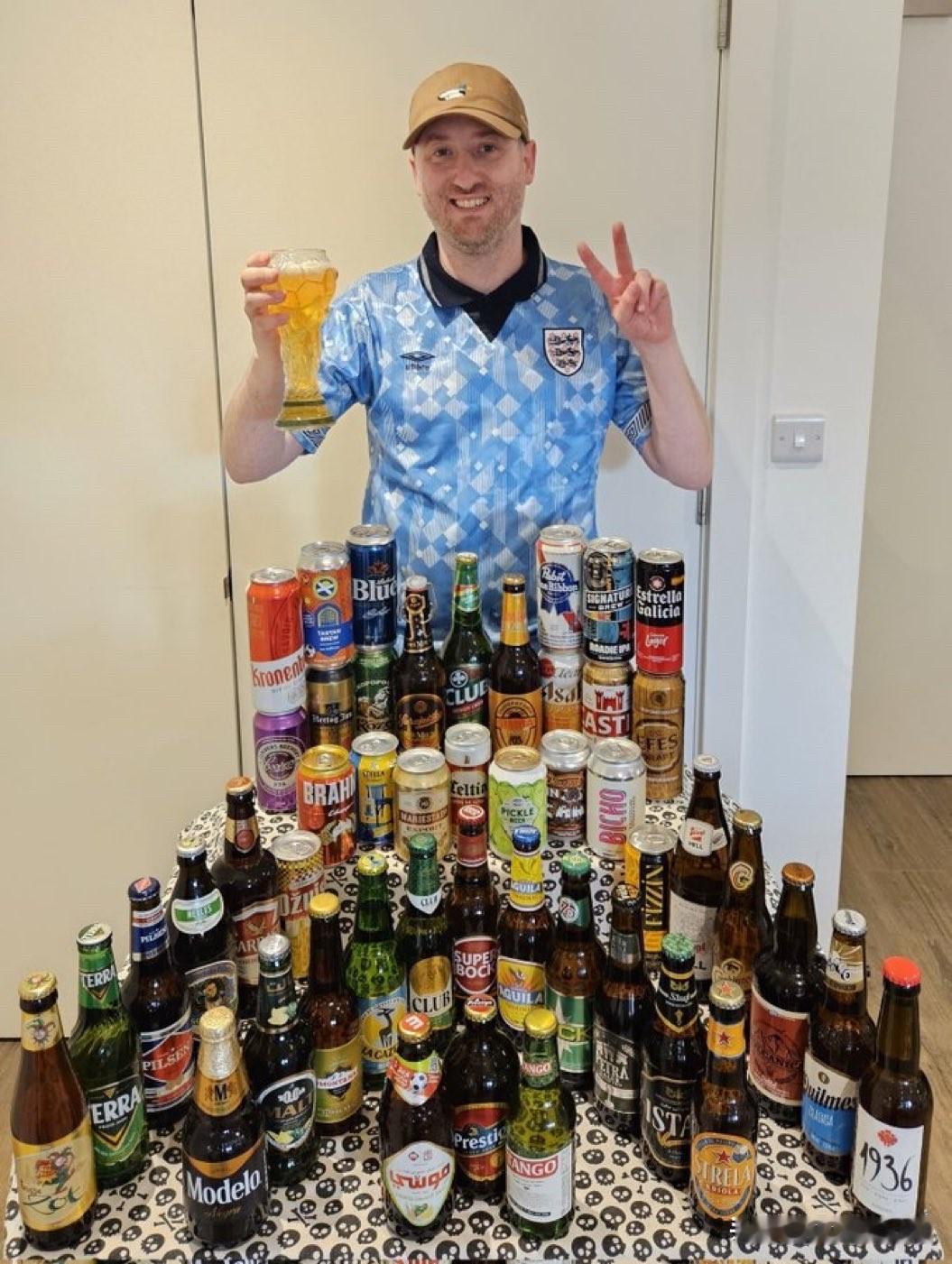 这真是一个不错的创意，搞得我也想来一杯！

据报道，一位来自英格兰的球迷。他从参