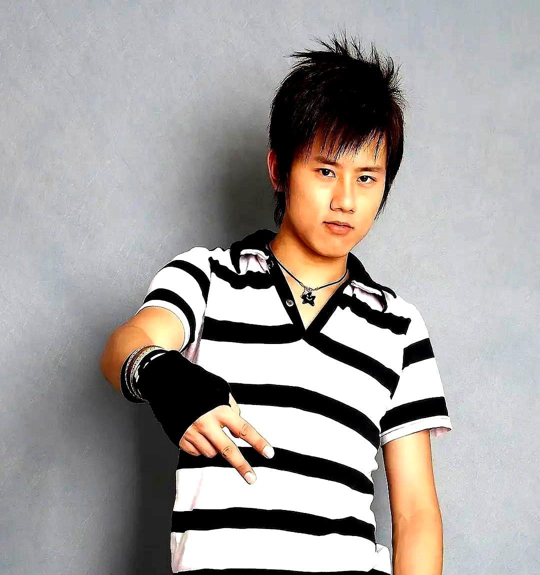 谢娜替夫讨公道，反倒牵出张杰旧情瓜。
 
段曦发长文爆料，当年卖车卖房陪张杰熬过