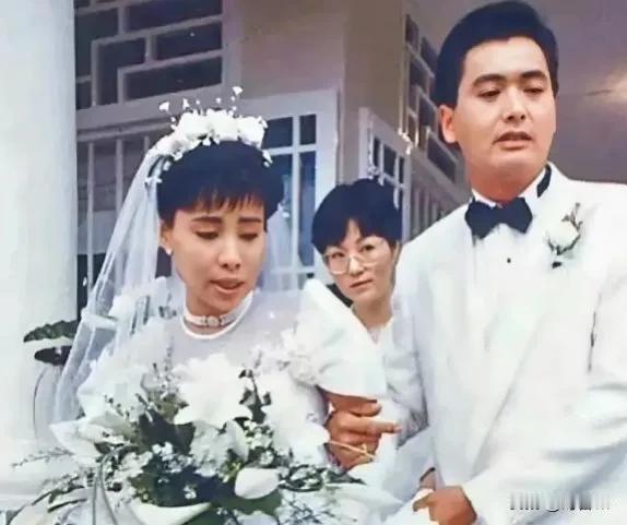 1987年，周润发新婚现场，留下的一张老照片，当时已经是亚洲影坛头号巨星的周润发