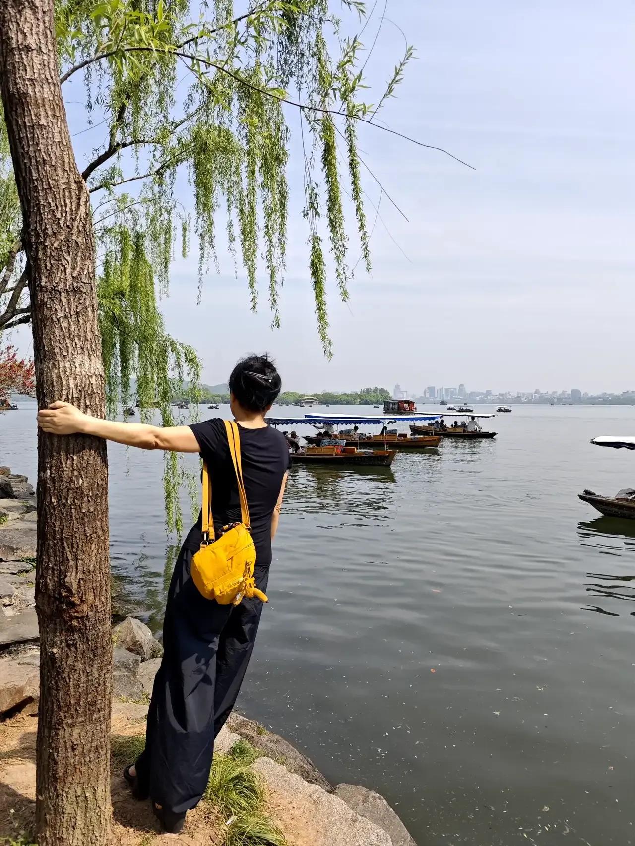 在这个夏天，让我们一起感受杭州阳光的炽热，倾听蝉鸣的旋律，享受微风的轻抚，品尝虎