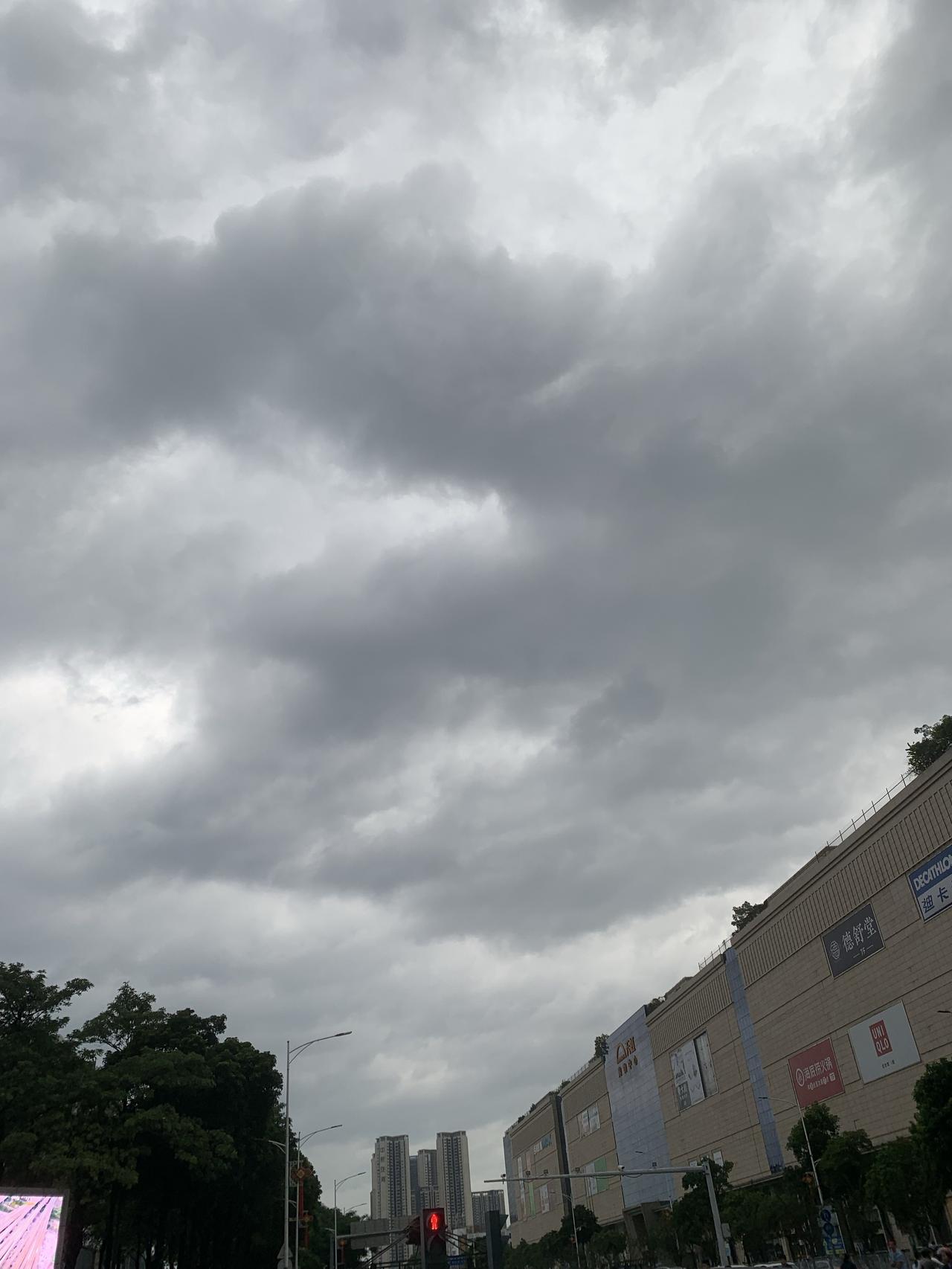 上传一张你手机里天空的照片吧山雨欲来风满楼，希望轻舟以过万重山