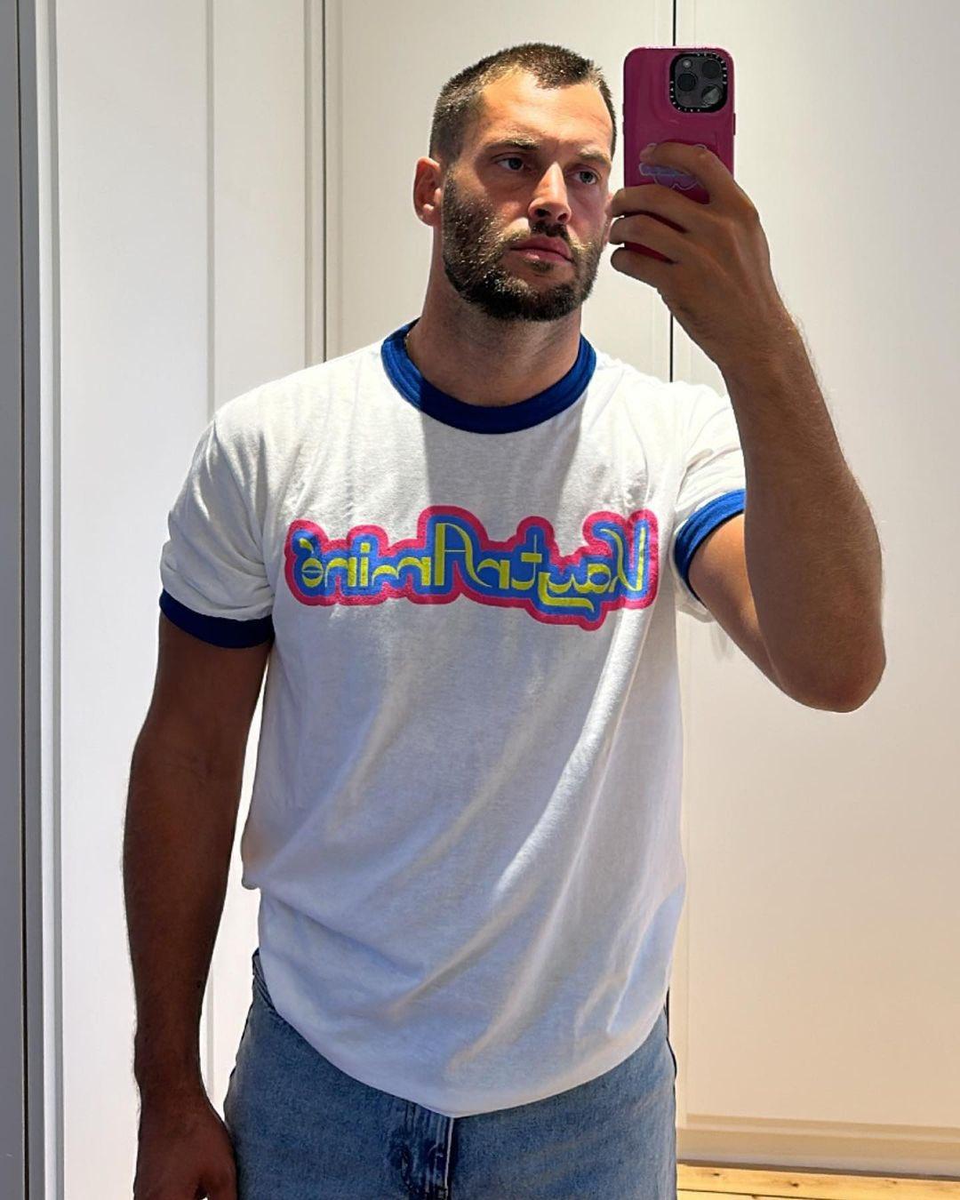 最近，时尚品牌 JACQUEMUS 的设计师 Simone Porte Jacq
