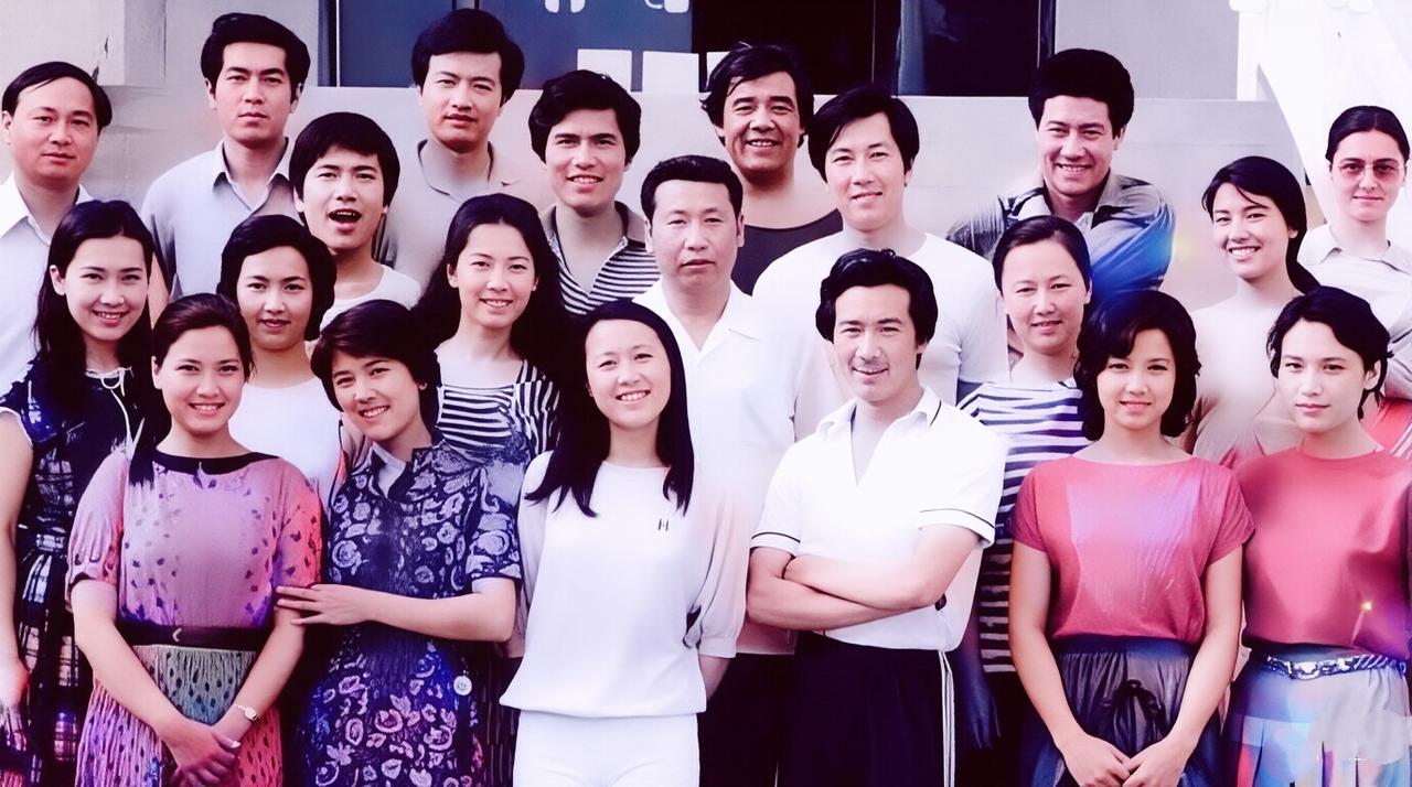 一张星光云集的旧照：我认出了前排的宋晓英、赵越、寇振海、吴玉芳；第二排只认出了肖