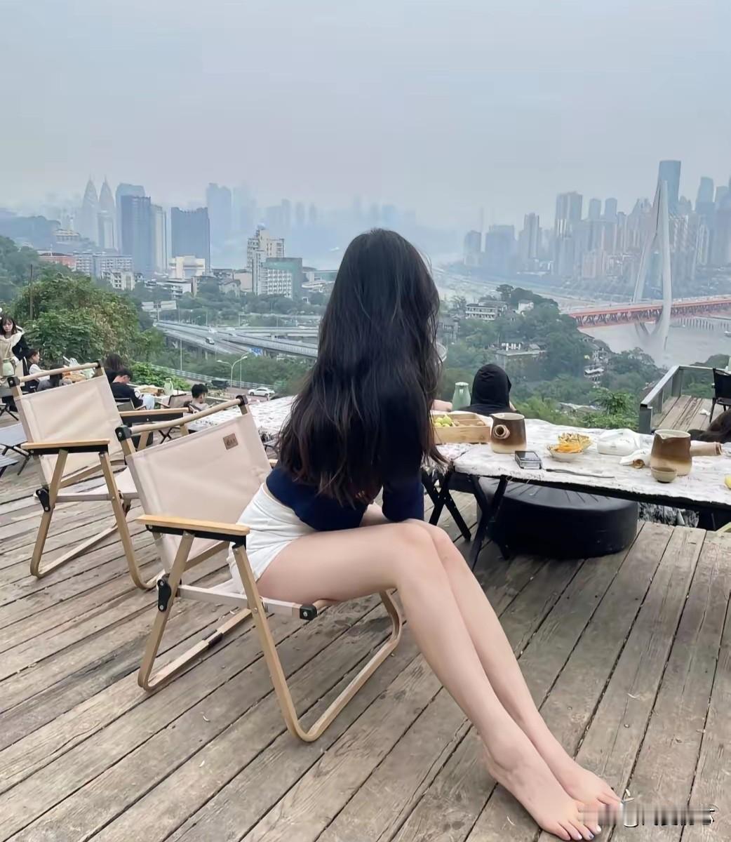 城市天际线下的悠闲时光，享受咖啡与风景。