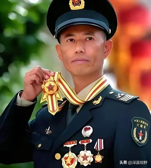 王忠心在火箭军干了34年，从普通新兵做到一级军士长。1999年他按规定退役，半年