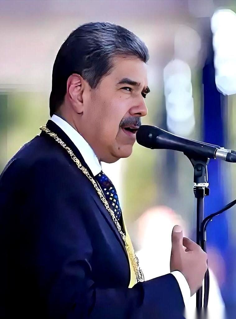 真的，就一声“噗嗤”。
全场，瞬间死一样的寂静。
台上那个男人，委内瑞拉总统马杜