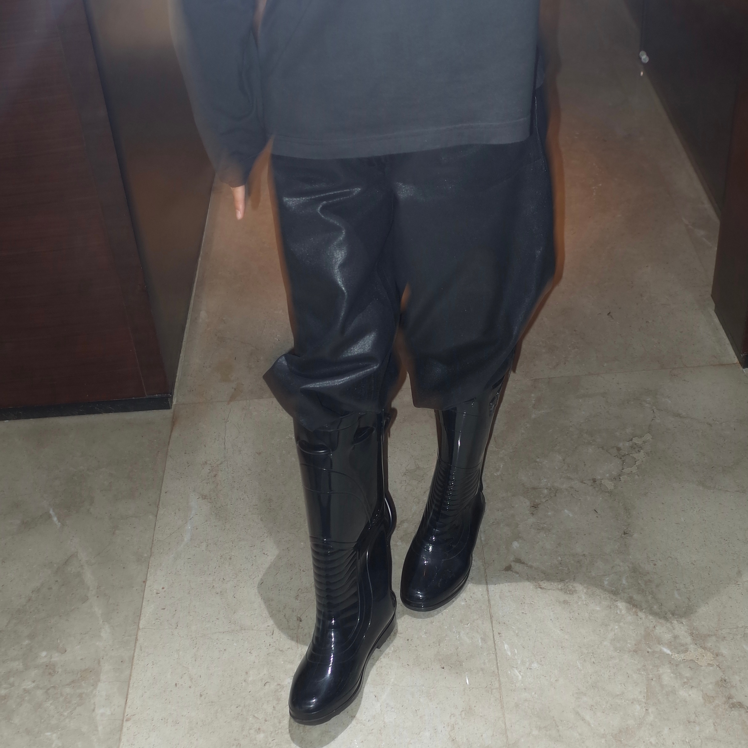 但是我想象了一下他猪蹄往靴子里塞裤子的画面又被萌屎了怎么办👇🏻 
