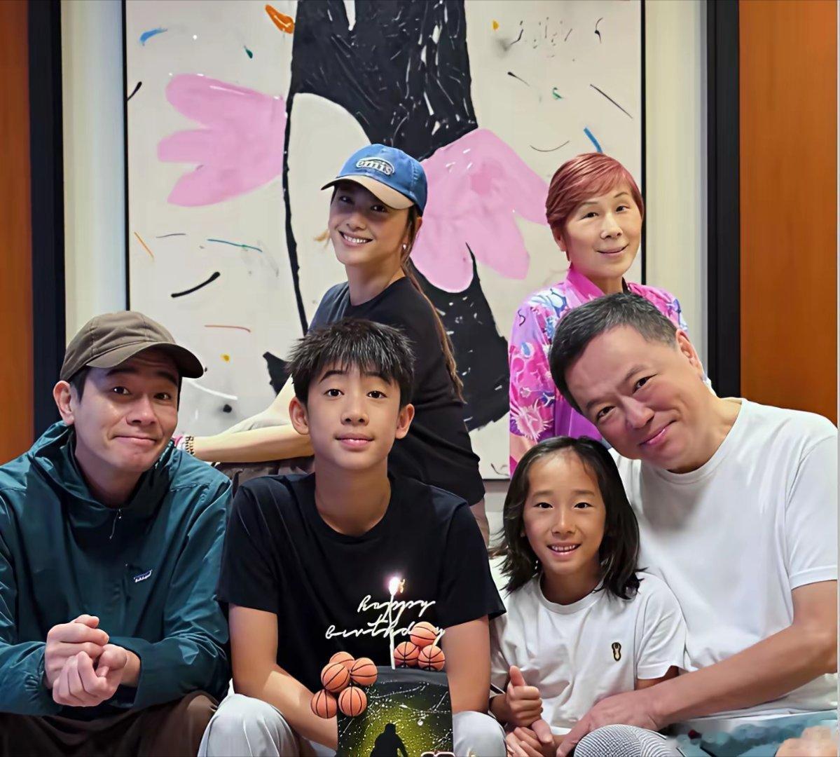 陈小春小儿子剪短发了，穿粉色T恤清爽帅气，和哥哥越来越像成陈小春翻版！发型的重要