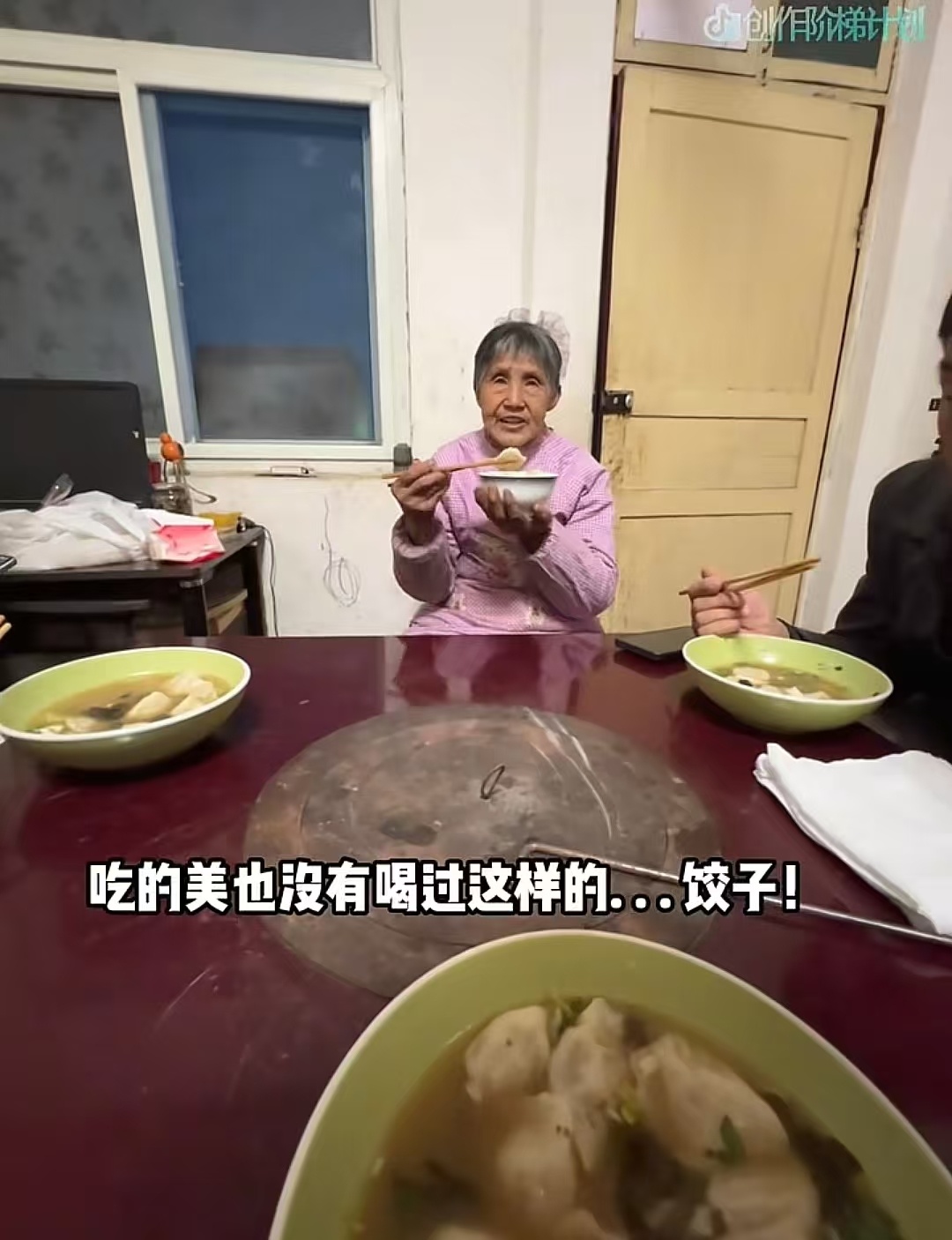 老一辈过年最难忘的是哪一年 一段00后拍摄的家庭过年vlog，不经意间触动了无数