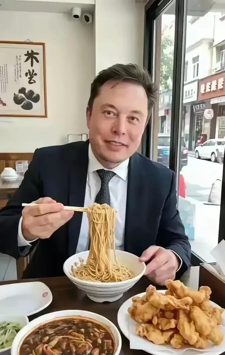 想吃饭，拿起筷子吃碗面，马斯克吃中餐都习惯了…