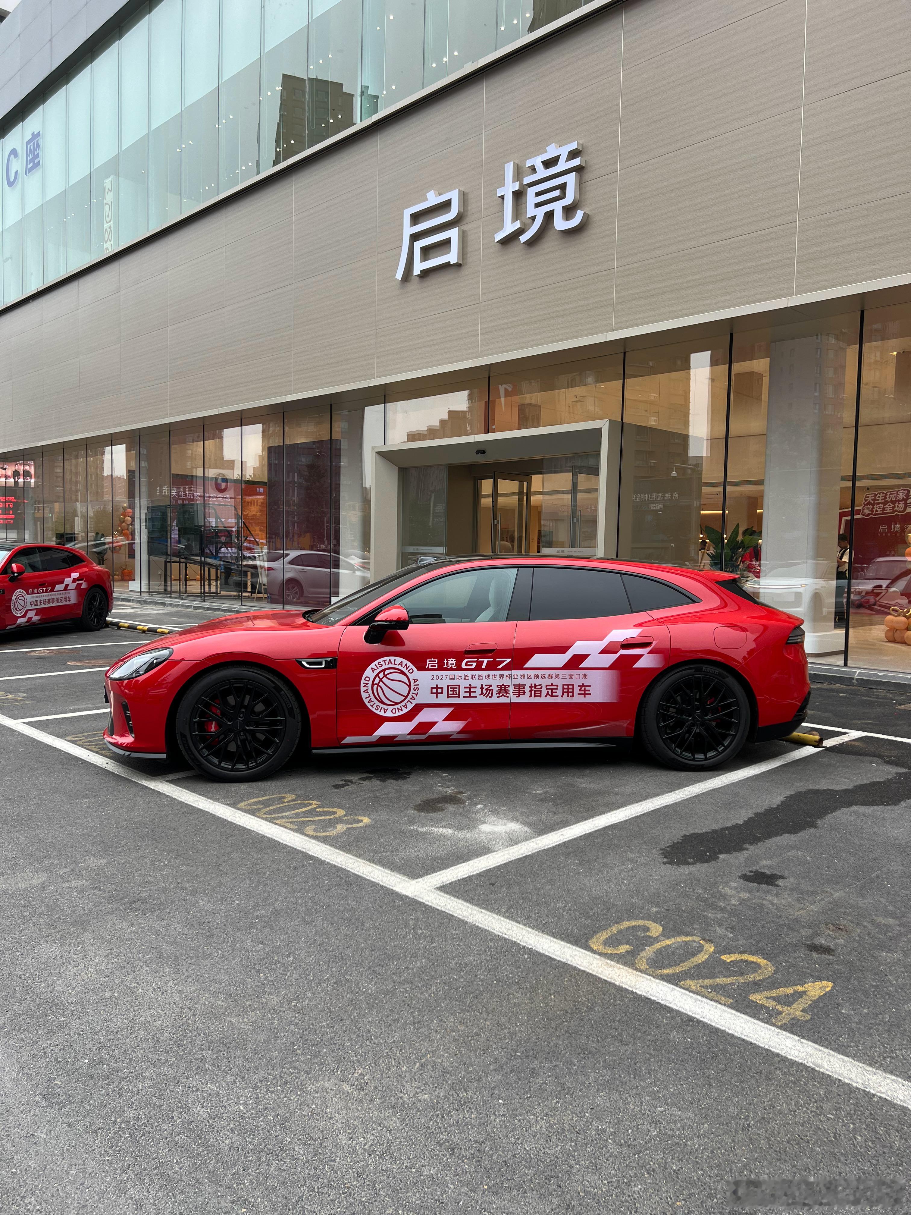 下午去了趟沈阳最大的启境交付中心，确实和GT7挺搭。今天交付中心的主题也是篮球，