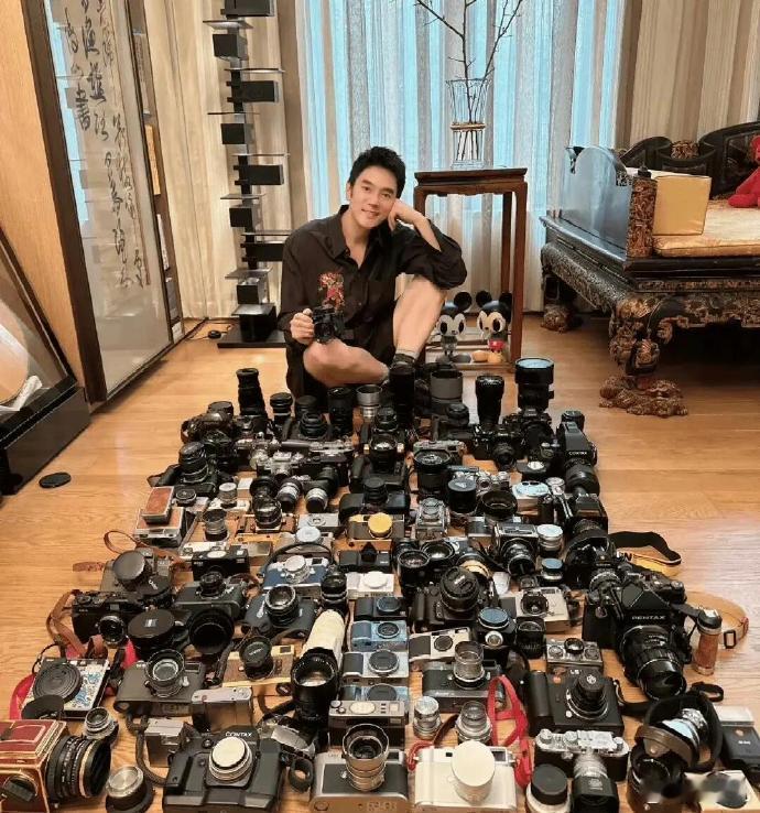 林依轮这么多装备，这么多器材也没见他拍过什么得奖的片子办个什么片展啥的啊 