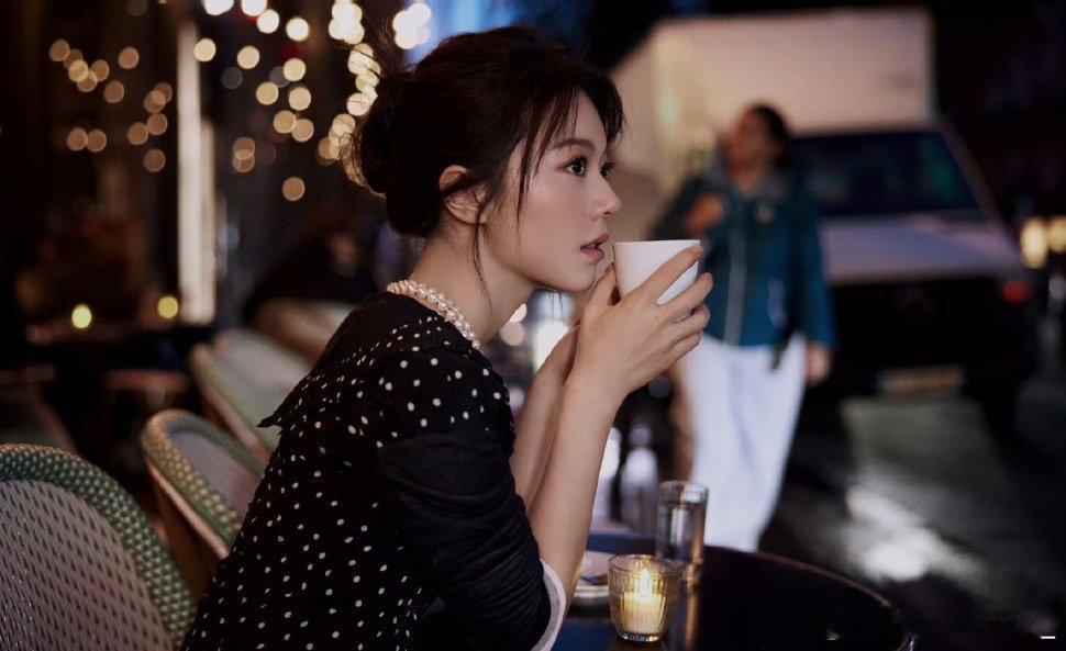 #赵今麦荷叶边波点黑裙##赵今麦[超话]#好优雅的赵今麦！脖子上的项链真的是点睛