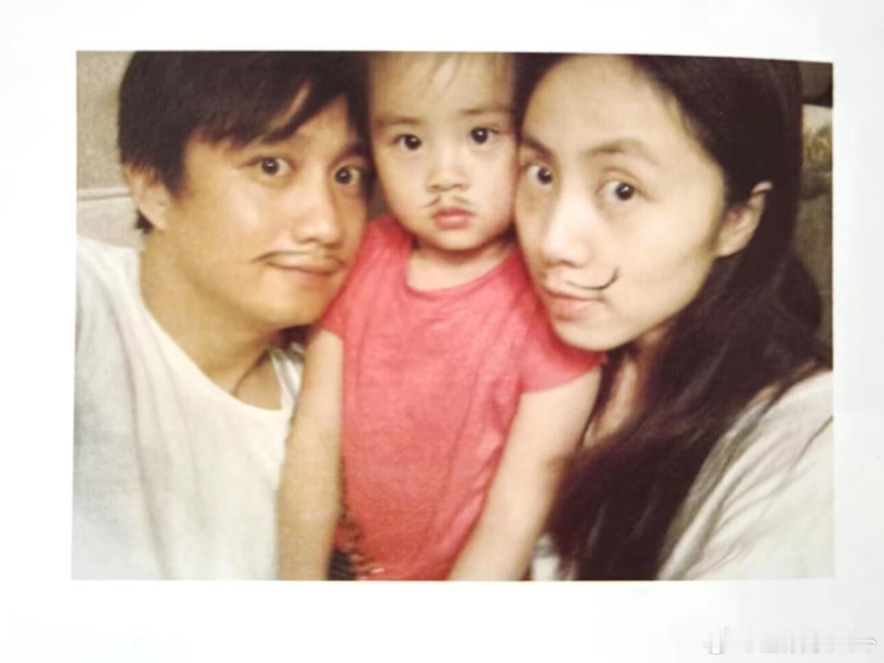 看黄忆慈的童年照，软萌又灵动，现在越长越好看，幸福家庭养出小美女黄多多分享家庭相