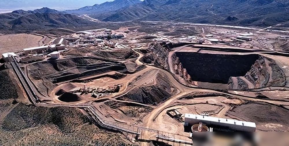 蒙古这块巨大的稀土矿藏虽然让人心动，但其中的挑战同样巨大。矿藏所在的霍特戈尔地区