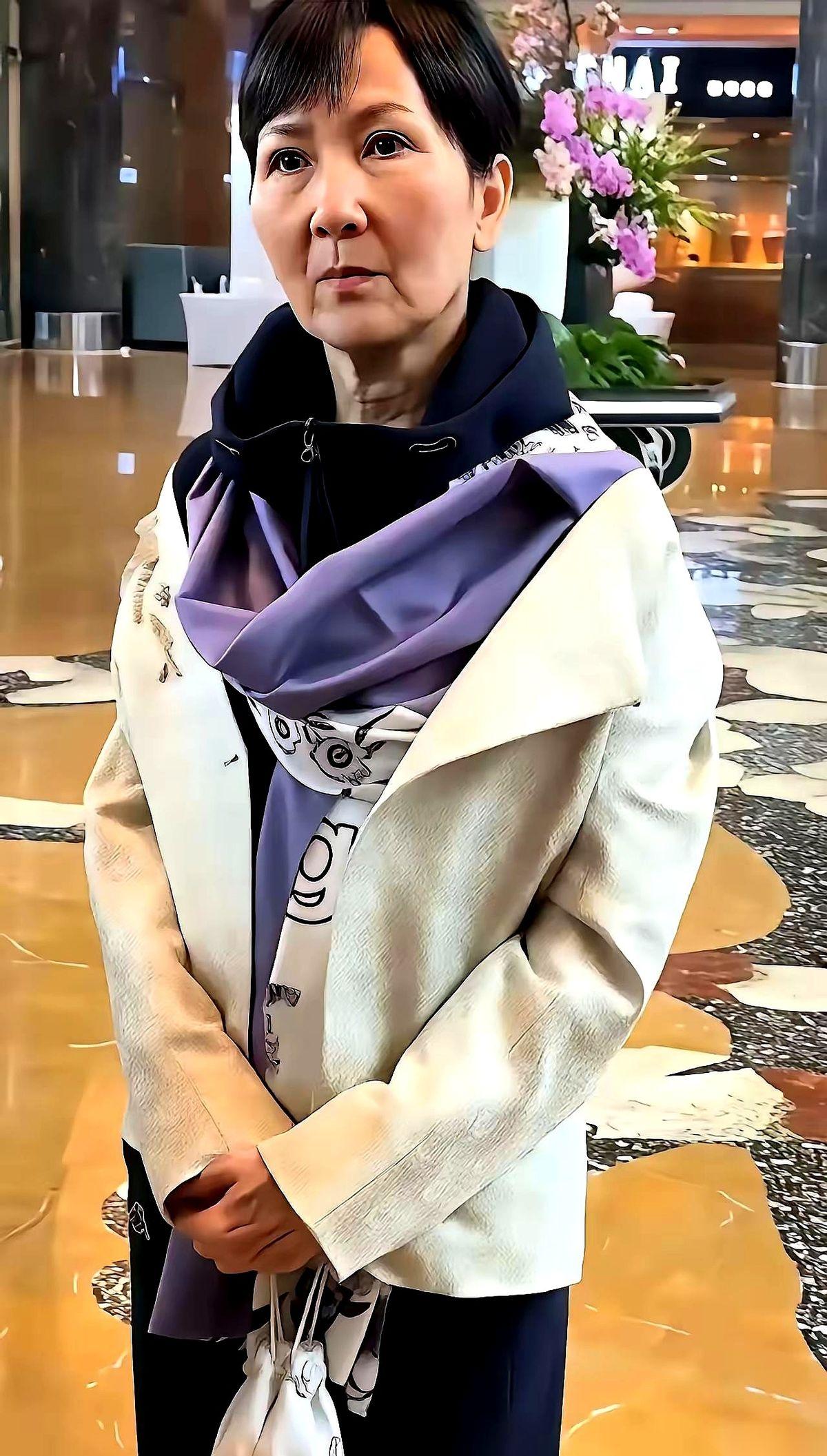 镜头前，她抬起手，食指无意识地轻扣桌面。那不是舞台上曾有的纤细，指节分明，甚至带